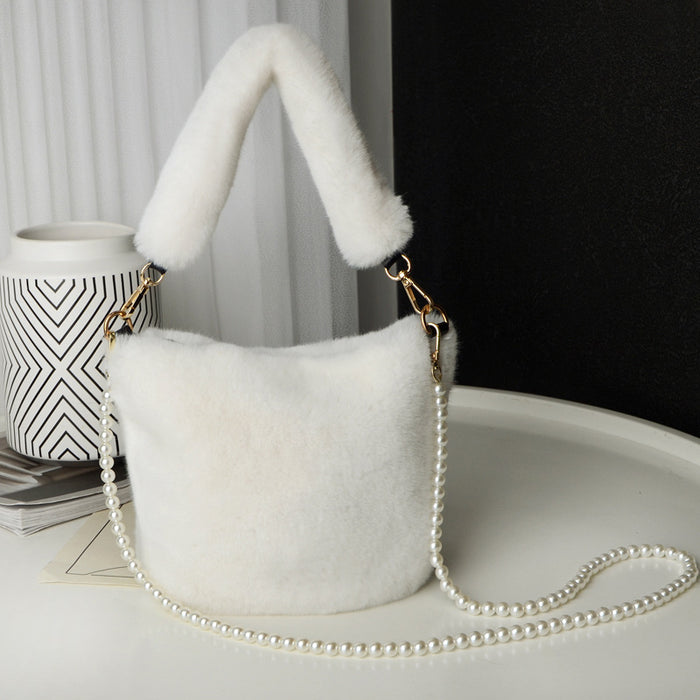 Poppy | Fluffy bucket bag with faux pearl chain