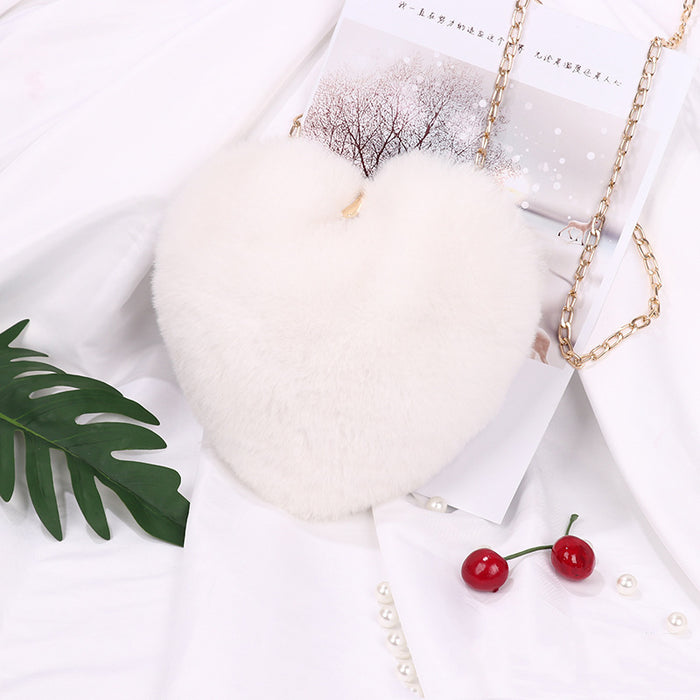 Evie | Heart-shaped fluffy bag with gold chain